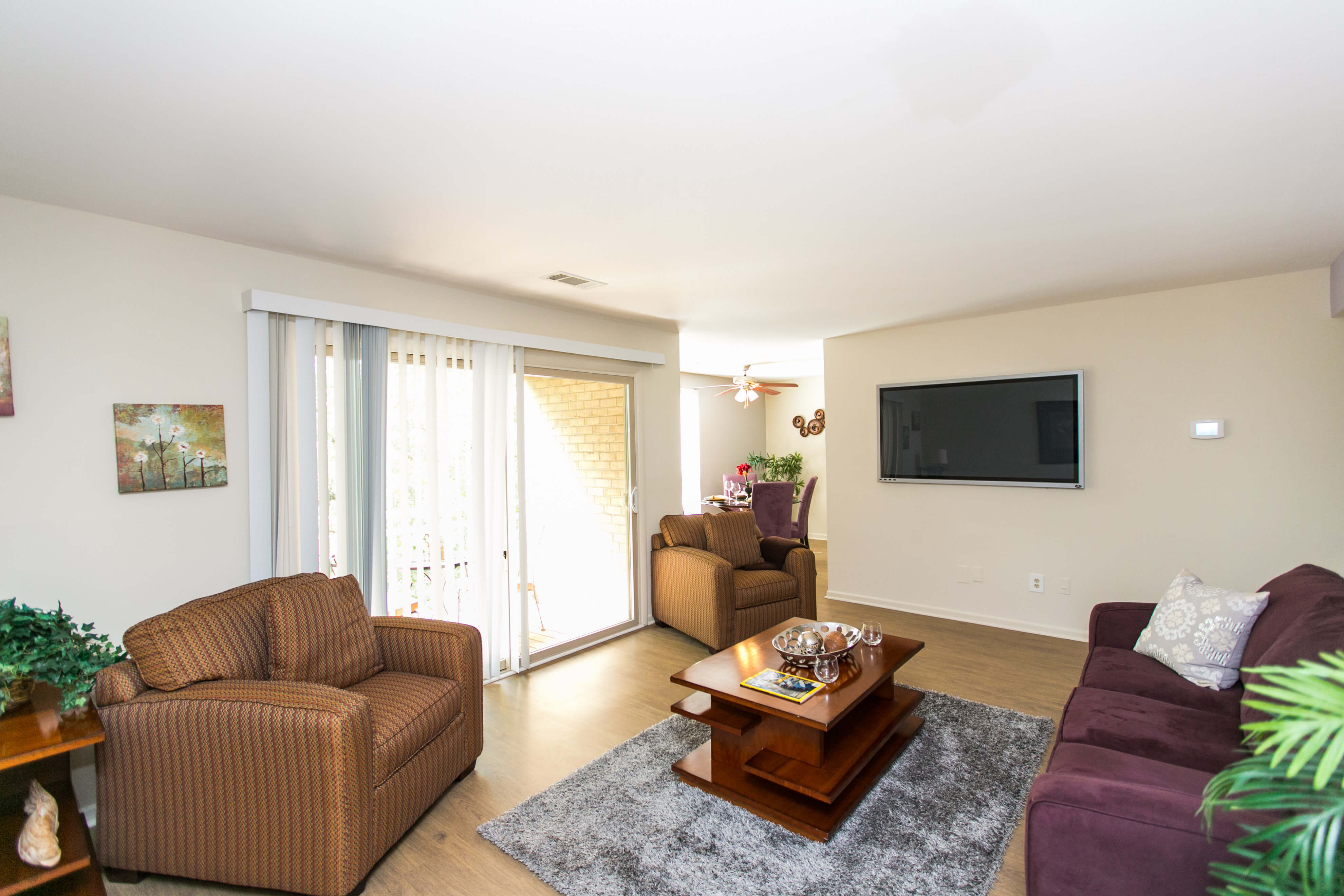 RenovatedapartmentscockeysvillelaminatewoodfloorsSteeplechase