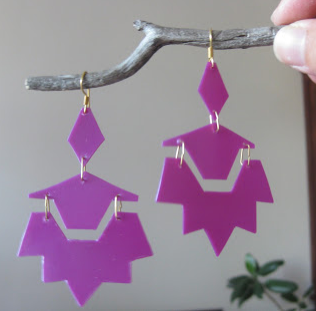 Example of turning empty shampoo bottles into fashionable earrings